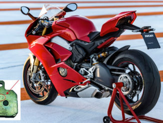 Eine rote Ducati Panigale V4 S steht 2018 auf der Rennstrecke von Valencia. Eingeklinkt links unten: Ein Bremsbelag des Brembo-Zulieferers Federla Mogul mit der Losnummer 672.