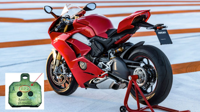 Eine rote Ducati Panigale V4 S steht 2018 auf der Rennstrecke von Valencia. Eingeklinkt links unten: Ein Bremsbelag des Brembo-Zulieferers Federla Mogul mit der Losnummer 672.