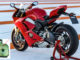 Eine rote Ducati Panigale V4 S steht 2018 auf der Rennstrecke von Valencia. Eingeklinkt links unten: Ein Bremsbelag des Brembo-Zulieferers Federla Mogul mit der Losnummer 672.