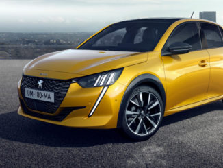 Ein goldgelber Peugeot 208 der zweiten Generation steht 2019 vor einer Skyline.