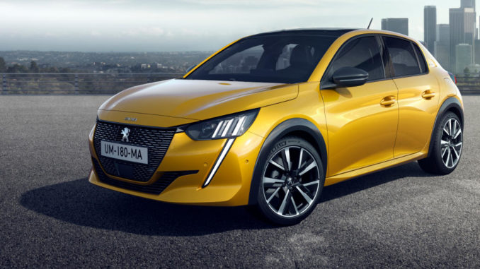 Ein goldgelber Peugeot 208 der zweiten Generation steht 2019 vor einer Skyline.