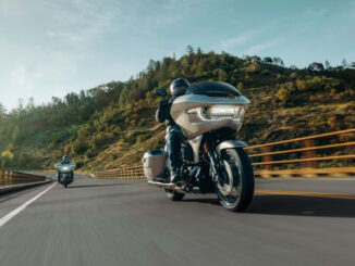 Model Year 2023 | Harley-Davidson Collections | CVO Road Glide und CVO Street Glide fahren über eine Brücke.