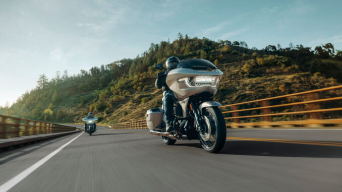 Model Year 2023 | Harley-Davidson Collections | CVO Road Glide und CVO Street Glide fahren über eine Brücke.