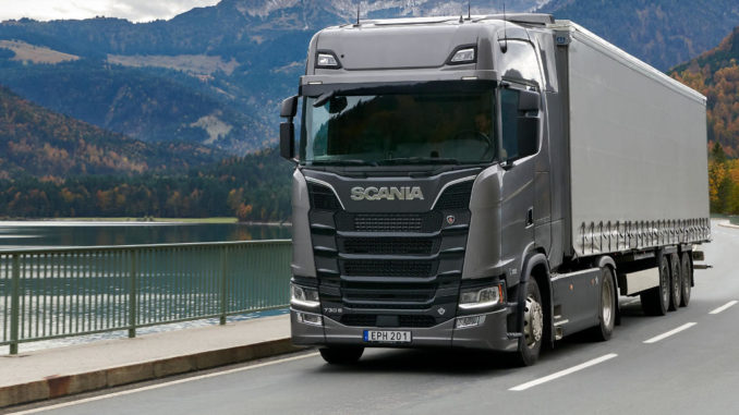 Ein grauer Scania 730 S 4x2 fährt 2018 am Sylvensteinspeicher in der Nähe von München entlang.