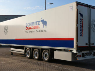 Ein Kühlsattelkoffer der Firma Schmitz Cargobull steht auf einem Firmenhof.