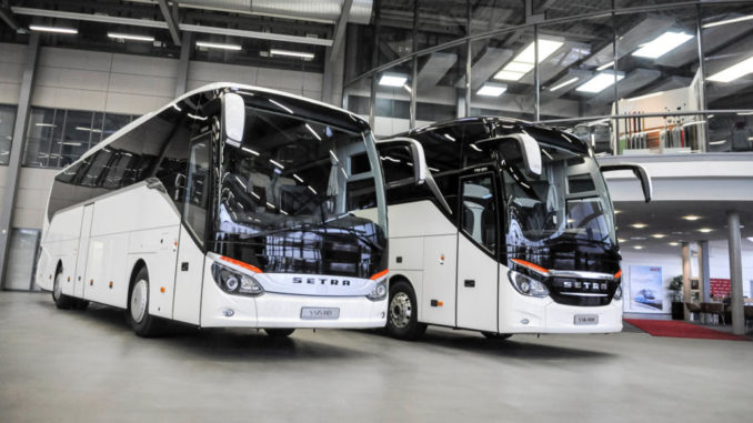 Setra ComfortClass 500 und TopClass 500 (S 515 HD und S 516 HDH) in weißer Farbe stehen nebeneinander in einer Halle.