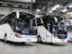 Setra ComfortClass 500 und TopClass 500 (S 515 HD und S 516 HDH) in weißer Farbe stehen nebeneinander in einer Halle.