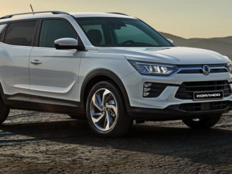 Ein weißer SsangYong Korando steht 2019 in einer Vulkanlandschaft.