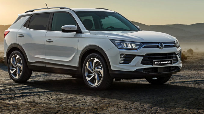 Ein weißer SsangYong Korando steht 2019 in einer Vulkanlandschaft.