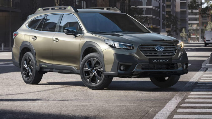 Ein oliver Subaru Outback 2.5i Exclusive Cross biegt 2021 vor einem Zebrastreifen ab.