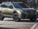 Ein oliver Subaru Outback 2.5i Exclusive Cross biegt 2021 vor einem Zebrastreifen ab.