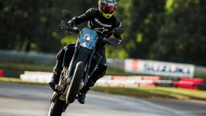 Eine DR-Z4SM wird 2024 auf einer Rennstrecke bewegt.