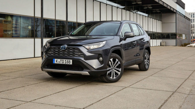 Ein blauer Toyota RAV4 steht 2019 vor Garagentoren.