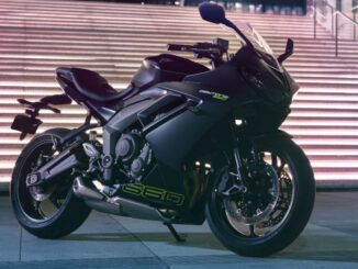 Eine schwarze Triumph Daytona 660 steht 2024 vor einer Treppe.