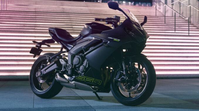 Eine schwarze Triumph Daytona 660 steht 2024 vor einer Treppe.