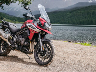 Eine rote Triumph Tiger 1200 steht 2018 an einem Seeufer.