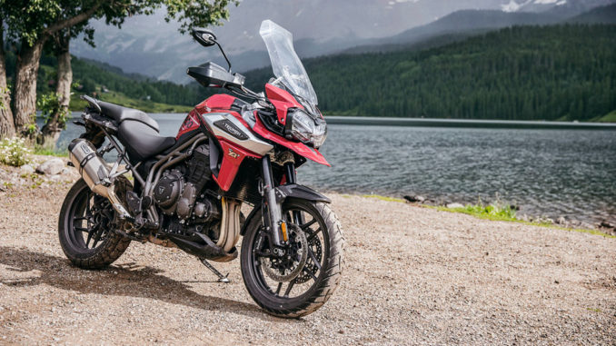 Eine rote Triumph Tiger 1200 steht 2018 an einem Seeufer.