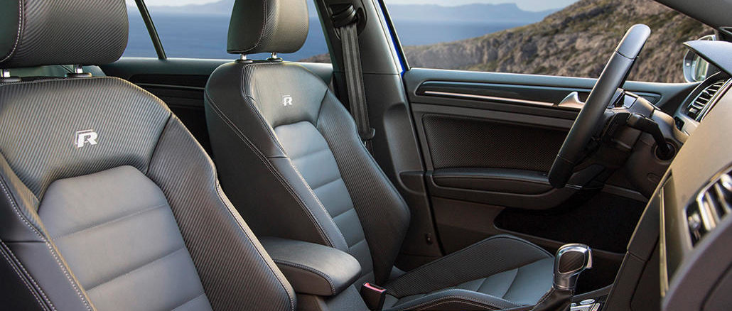 Innenraum eines VW Golf R mit Sportsitzen vorn.