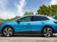 Ein Volkswagen ID.4 in der Farbe „Costa Azul“ steht 2023 auf eem obersten Deck eines Parkhauses.