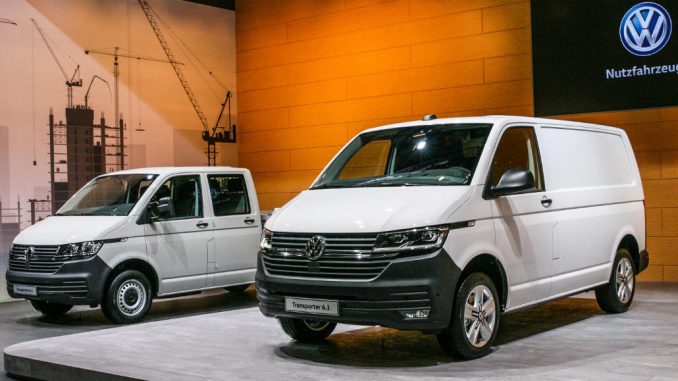 Zwei weiße VW T6.1 Busse, davon einer mit Doppelkabine, stehen 2019 auf der BAUMA in München.