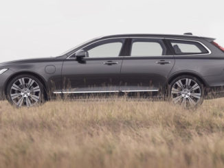 Ein grauer Volvo V90 Recharge Plug-in Hybrid steht auf in der Steppe.