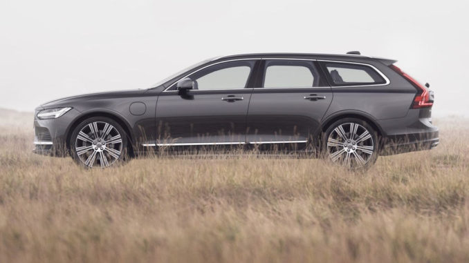 Ein grauer Volvo V90 Recharge Plug-in Hybrid steht auf in der Steppe.