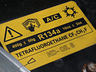 Warnhinweis zum Klimaanlagen-Kältemittel im Motorraum eines MG ZT-T.