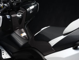 Studioaufnahme einer silbernen Yamaha TMax XP530