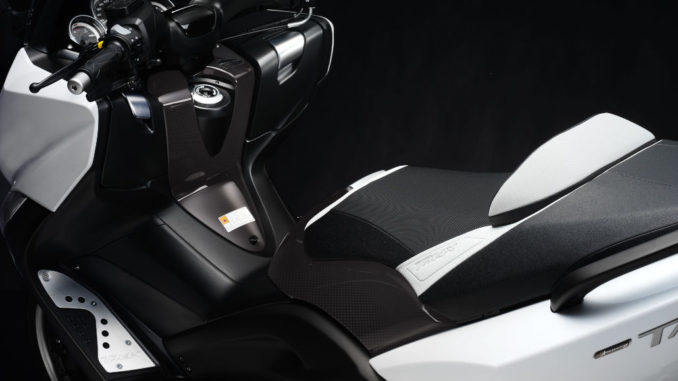 Studioaufnahme einer silbernen Yamaha TMax XP530