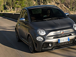 Ein grauer Abarth 595 Tourismo fährt 2019 auf einer Bergstraße.