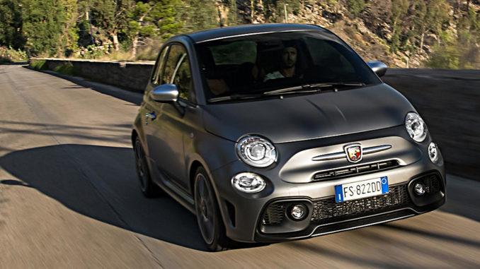 Ein grauer Abarth 595 Tourismo fährt 2019 auf einer Bergstraße.