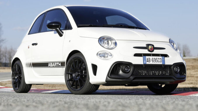 Ein weißer Abarth 695 Competizione steht 2022 auf einer Rennstrecke.