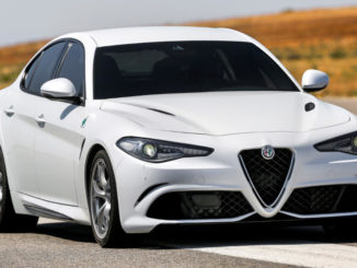 Eine weiße Alfa Romeo Giulia steht 2015 auf einer Straße.