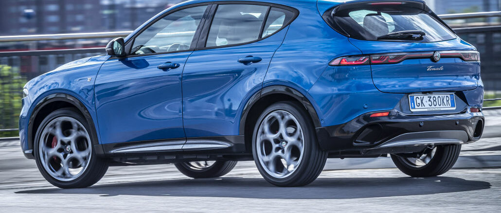 Ein blauer Alfa Romeo Tonale von 2022 im Stadtverkehr.