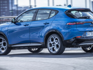 Ein blauer Alfa Romeo Tonale von 2022 im Stadtverkehr.