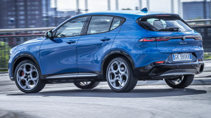 Ein blauer Alfa Romeo Tonale von 2022 im Stadtverkehr.