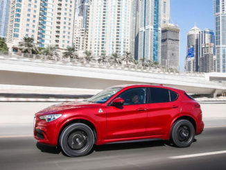 Ein roter Alfa Romeo Stelvio Quadrifoglio fährt durch Dubai (12/2017).