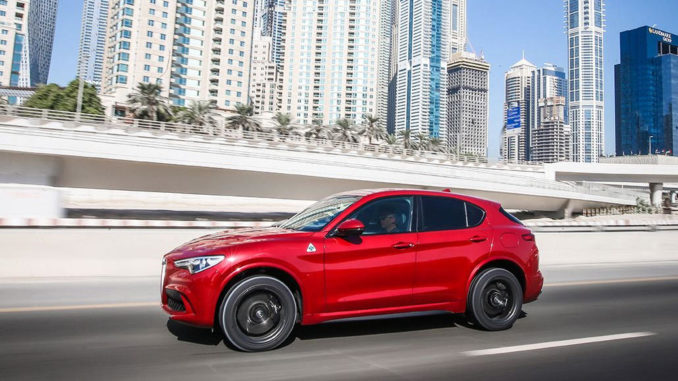 Ein roter Alfa Romeo Stelvio Quadrifoglio fährt durch Dubai (12/2017).