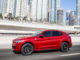 Ein roter Alfa Romeo Stelvio Quadrifoglio fährt durch Dubai (12/2017).