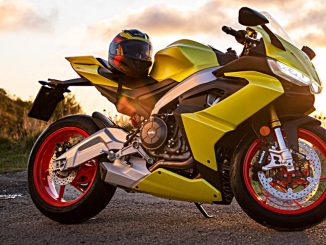 Eine neongrüne Aprilia RS 660 steht 2021 im Sonnenuntergang.