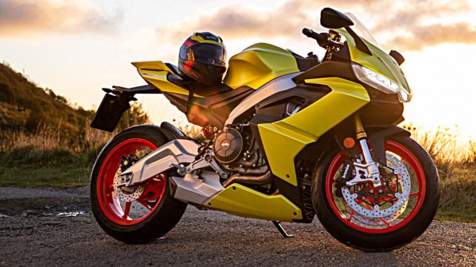 Eine neongrüne Aprilia RS 660 steht 2021 im Sonnenuntergang.