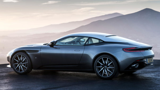 Aston Martin DB11 vor einem Bergpanorama.