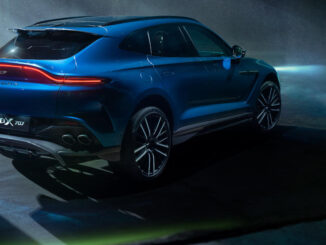 Studioaufnahme eines blauen Aston Martin DBX707 von 2022.