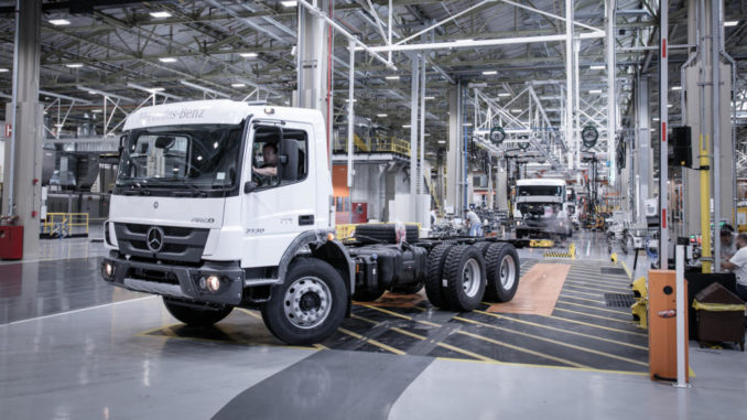 Ein weißer Mercedes-Benz Atego 2730 verlässt die neue Fertigungslinie im brasilianischen Werk Sao Bernardo do Campo (Sao Paulo, 2018).