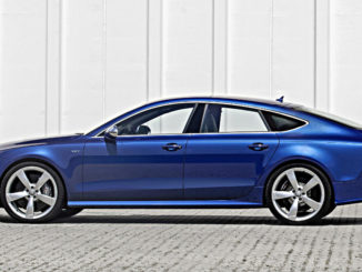 Farbe Audi S7 Sportback: Sepangblau steht 2014 vor einer Mauer.