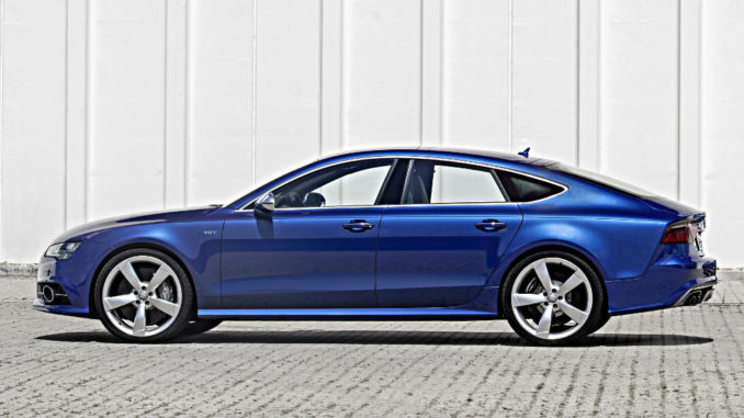 Farbe Audi S7 Sportback: Sepangblau steht 2014 vor einer Mauer.