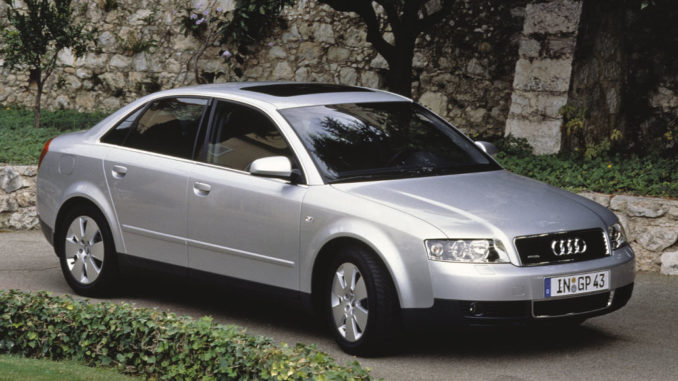 Ein silberner Audi A4 (B7) steht 2005 in einer Parkanlage.