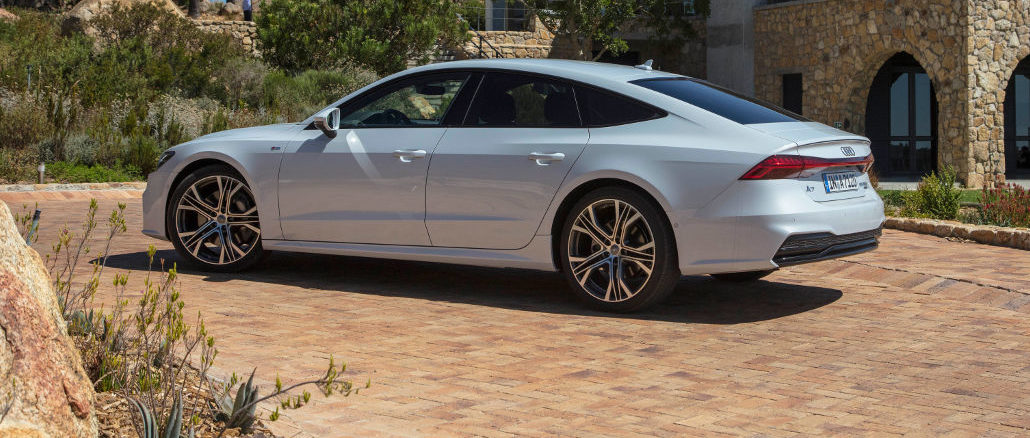 Ein Audi A7 Sportback (Standaufnahme, Farbe: Suzukagrau) steht 2018 vor einer mediterranen Villa.