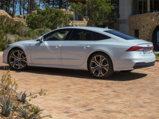 Ein Audi A7 Sportback (Standaufnahme, Farbe: Suzukagrau) steht 2018 vor einer mediterranen Villa.