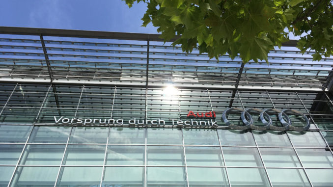 AUDI AG Stammsitz Ingolstadt, Glasfassade mit dem Slogan Vorsprung durch Technik.